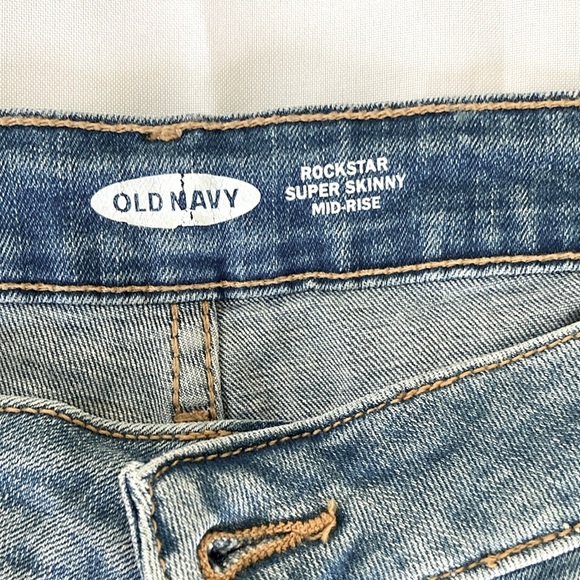 Women’s Old Navy Rockstar Super Skinny Mid Rise Jeans in light wash, size 14 - Picture 9 of 11